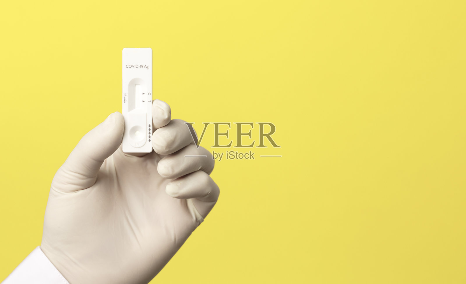 医生手中的COVID-19病毒疾病检测、冠状病毒危机检测、全球大流行爆发、致命的SARS-CoV-2流行、检测试剂盒说明照片摄影图片