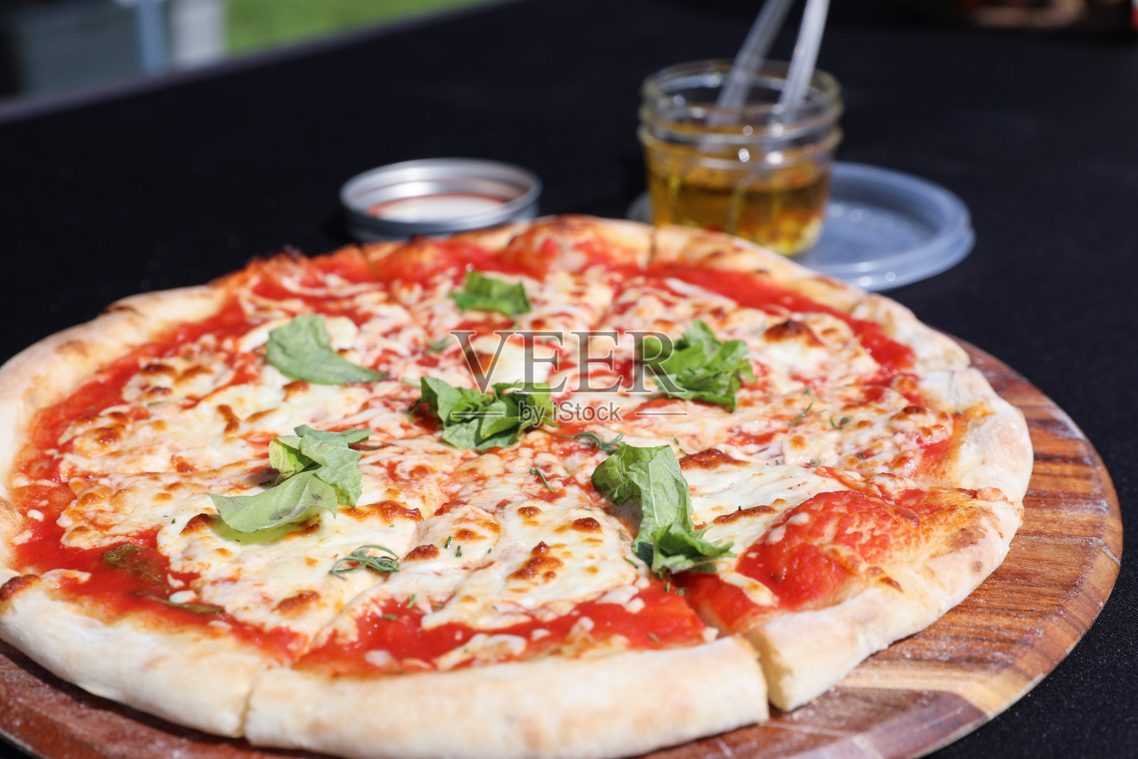 有奶酪的圆形披萨照片摄影图片