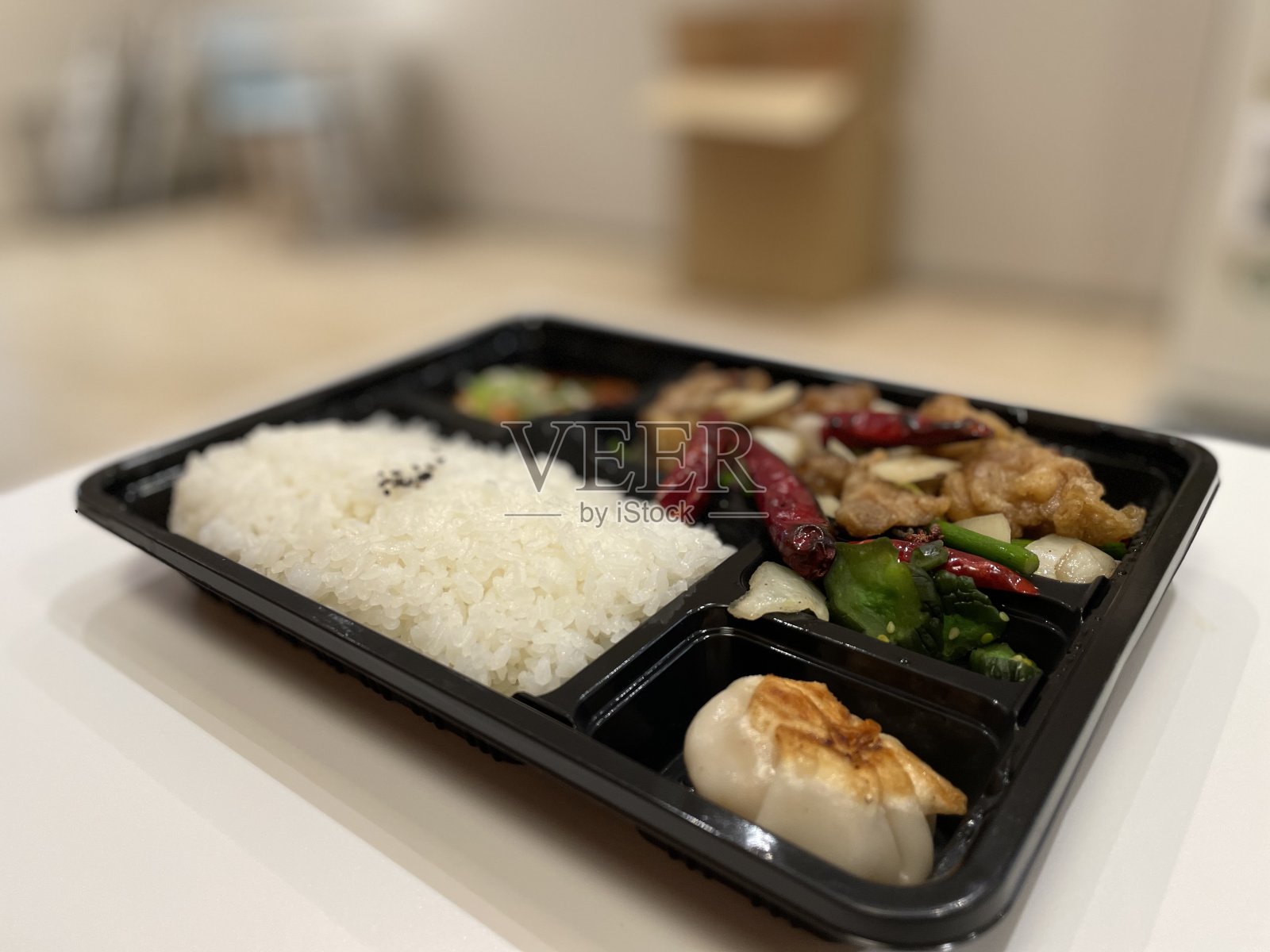 日式中餐便当盒,炸鸡配红辣椒照片摄影图片