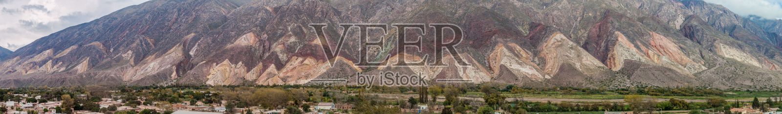 位于阿根廷奎布拉达德胡马瓦卡山谷的Maimara村,位于被称为Paleta del Pintor(画家调色板)的彩色岩石下照片摄影图片