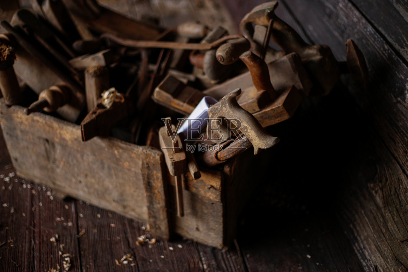 木质背景桌子上的旧工具箱照片摄影图片