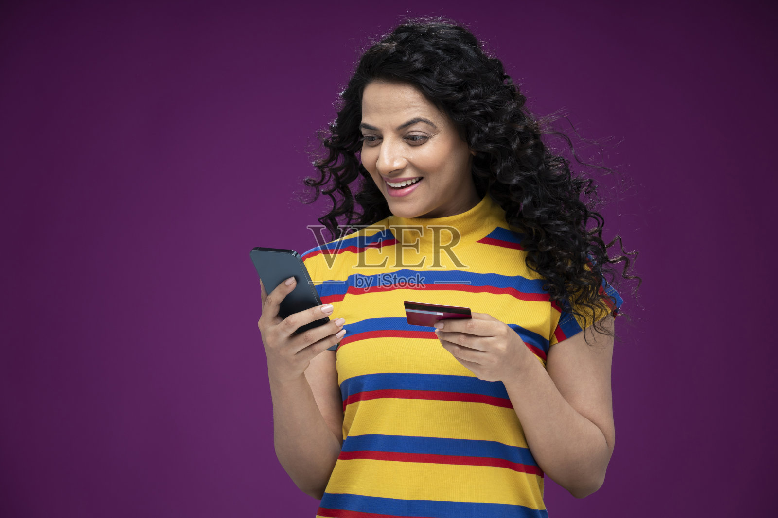 一个年轻女子站在孤立的紫色背景:-库存照片照片摄影图片