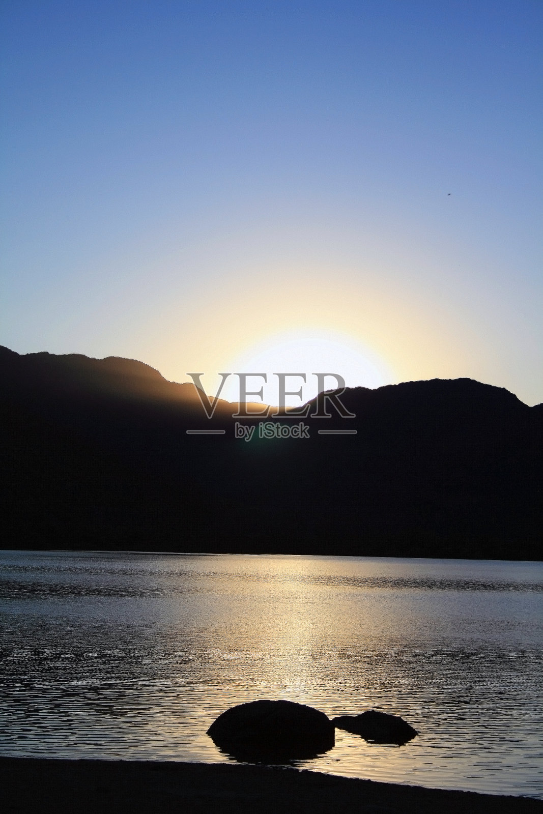 夕阳倒映在湖面上照片摄影图片