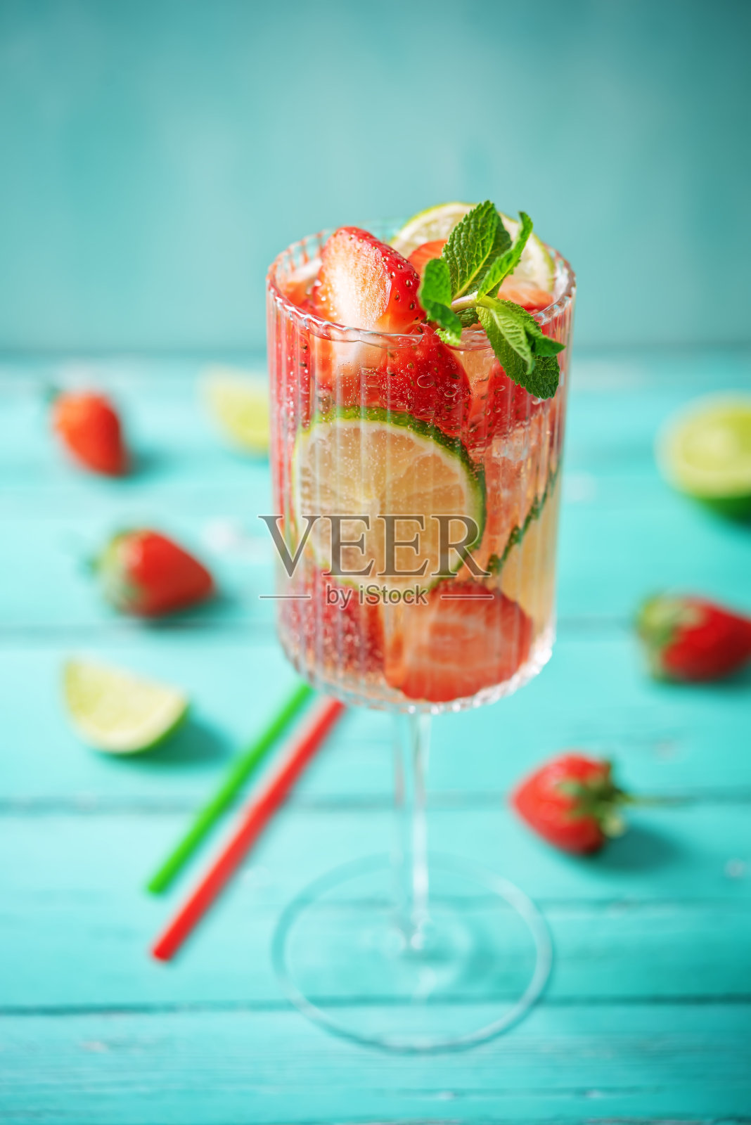 新鲜草莓酸橙鸡尾酒杯照片摄影图片