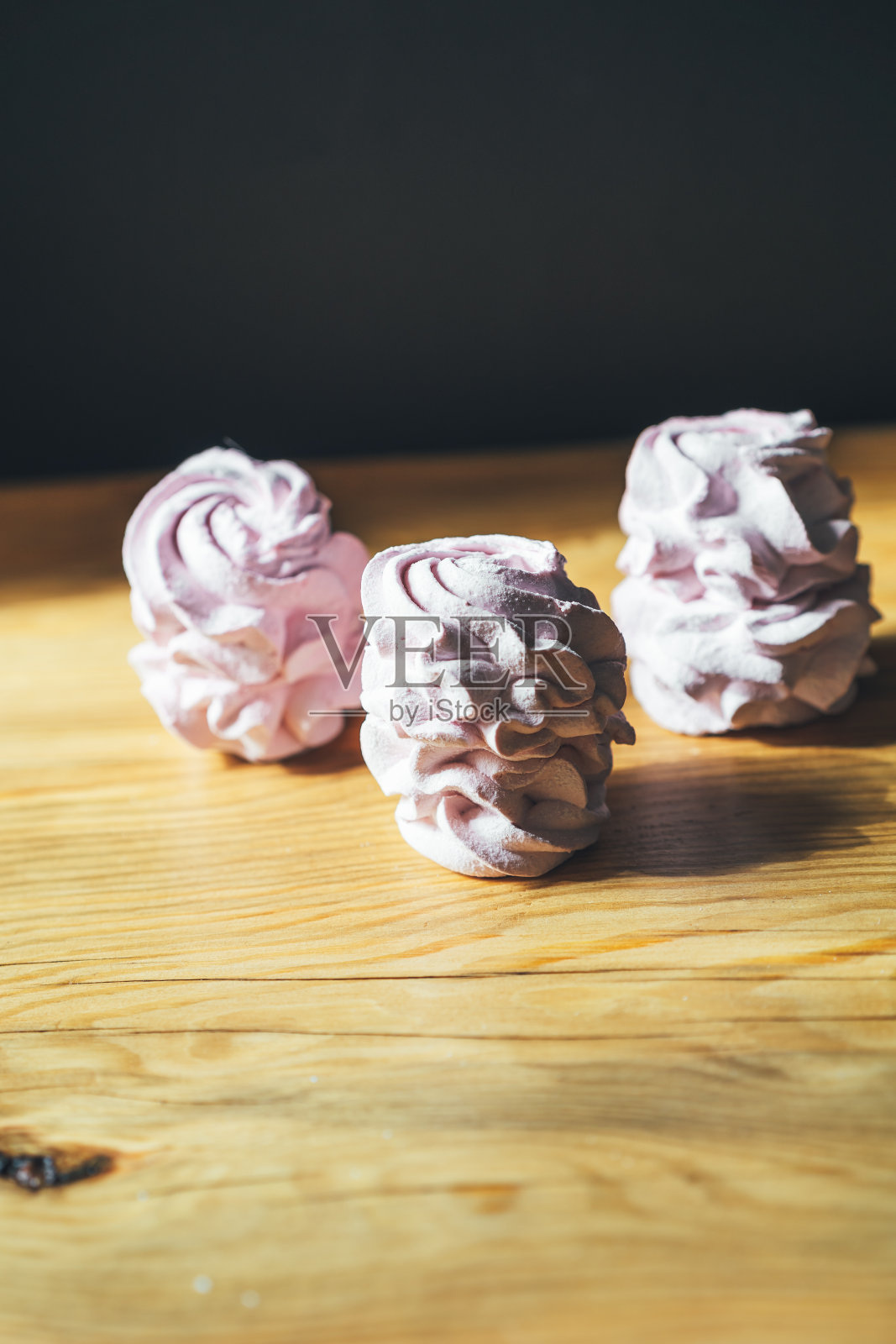 木质背景上的新鲜棉花糖。西风,酥皮。家常菜的概念。极简主义,平面布局,复制空间。照片摄影图片