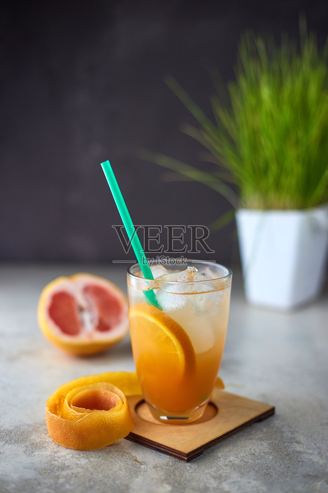 咖啡桌上放着粉色和橙色的夏日冰鸡尾酒。用橙子和葡萄柚做的冷的健康饮料。抗氧化剂照片摄影图片