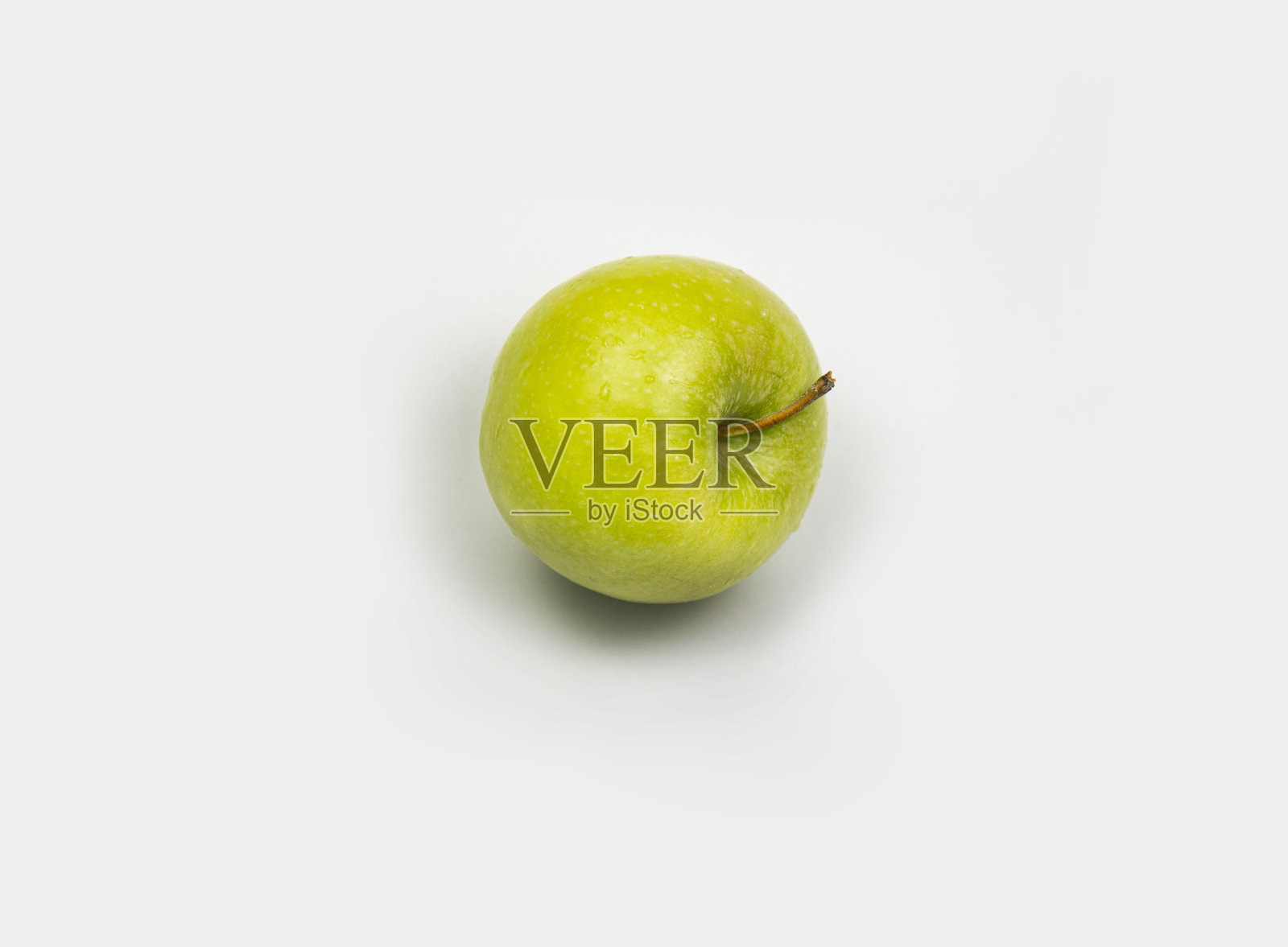 白色背景上的绿苹果图像。站在苹果树枝上照片摄影图片