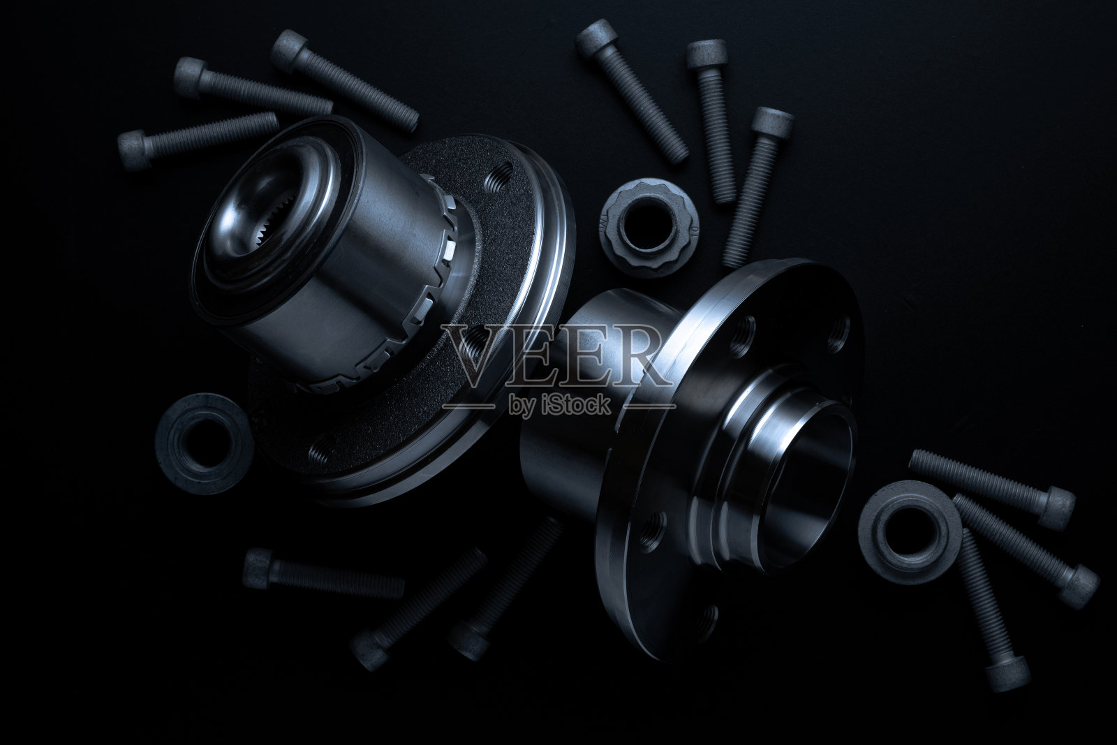 黑色的汽车部件。一套新的金属汽车零件。汽车机械零件或汽车零件隔离在黑暗的背景上。机械齿轮技术与文字空间。照片摄影图片