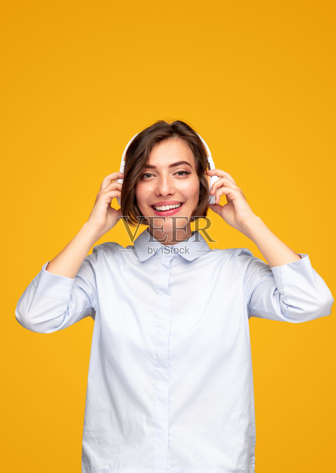 快乐的女人在听音乐照片摄影图片