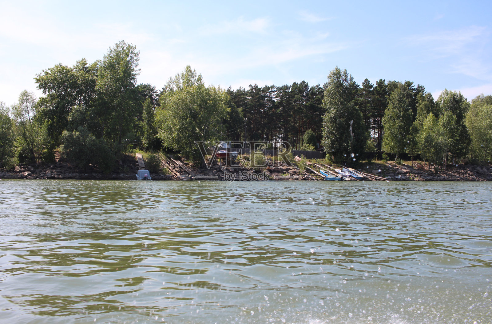 船站在岸边系泊,夏天可在河中游船照片摄影图片