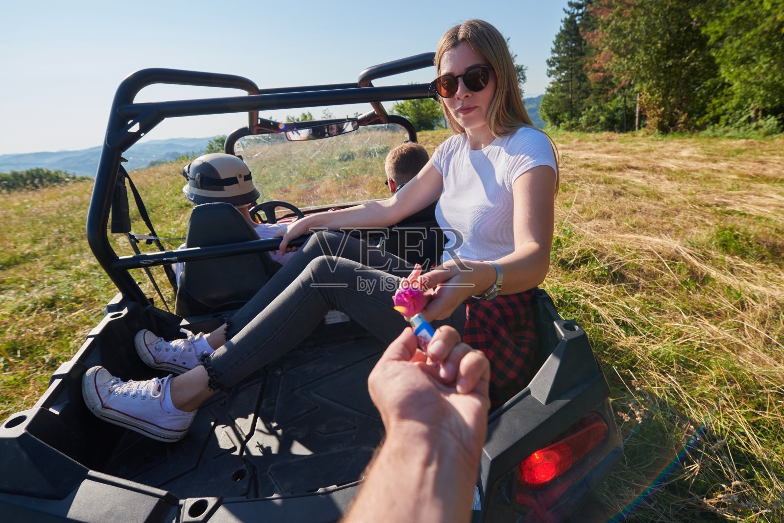 驾驶越野车时点燃五颜六色的火炬照片摄影图片