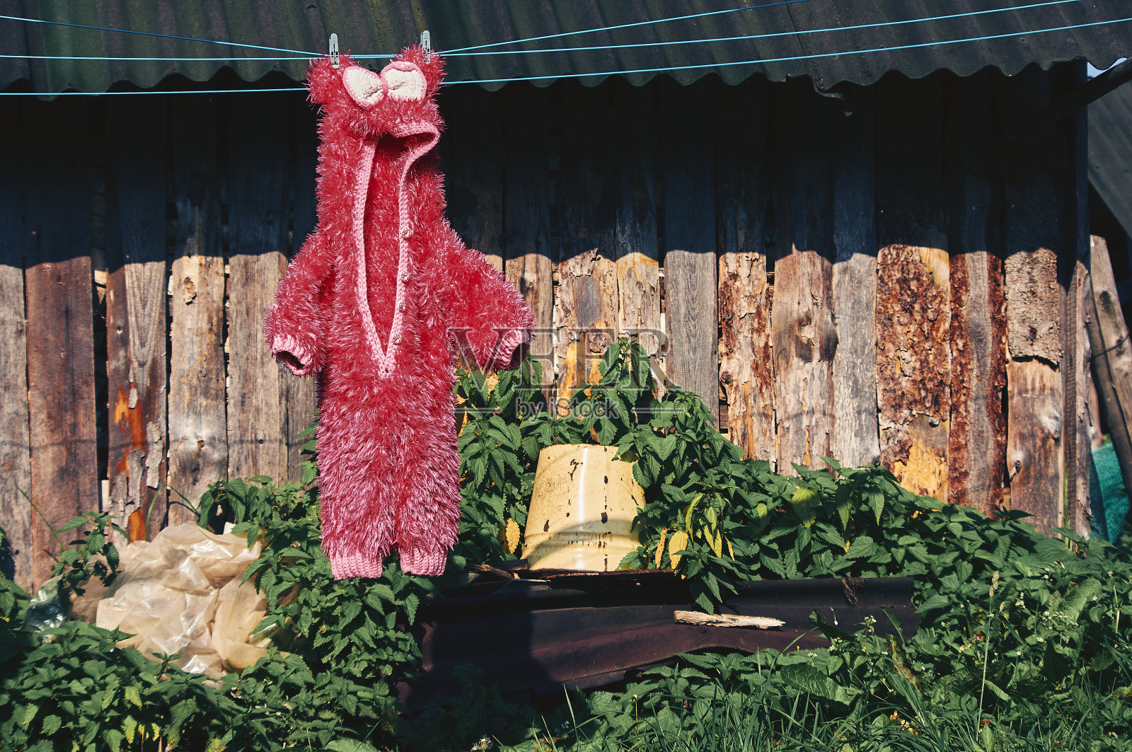 绳子上挂着孩子们的服装照片摄影图片