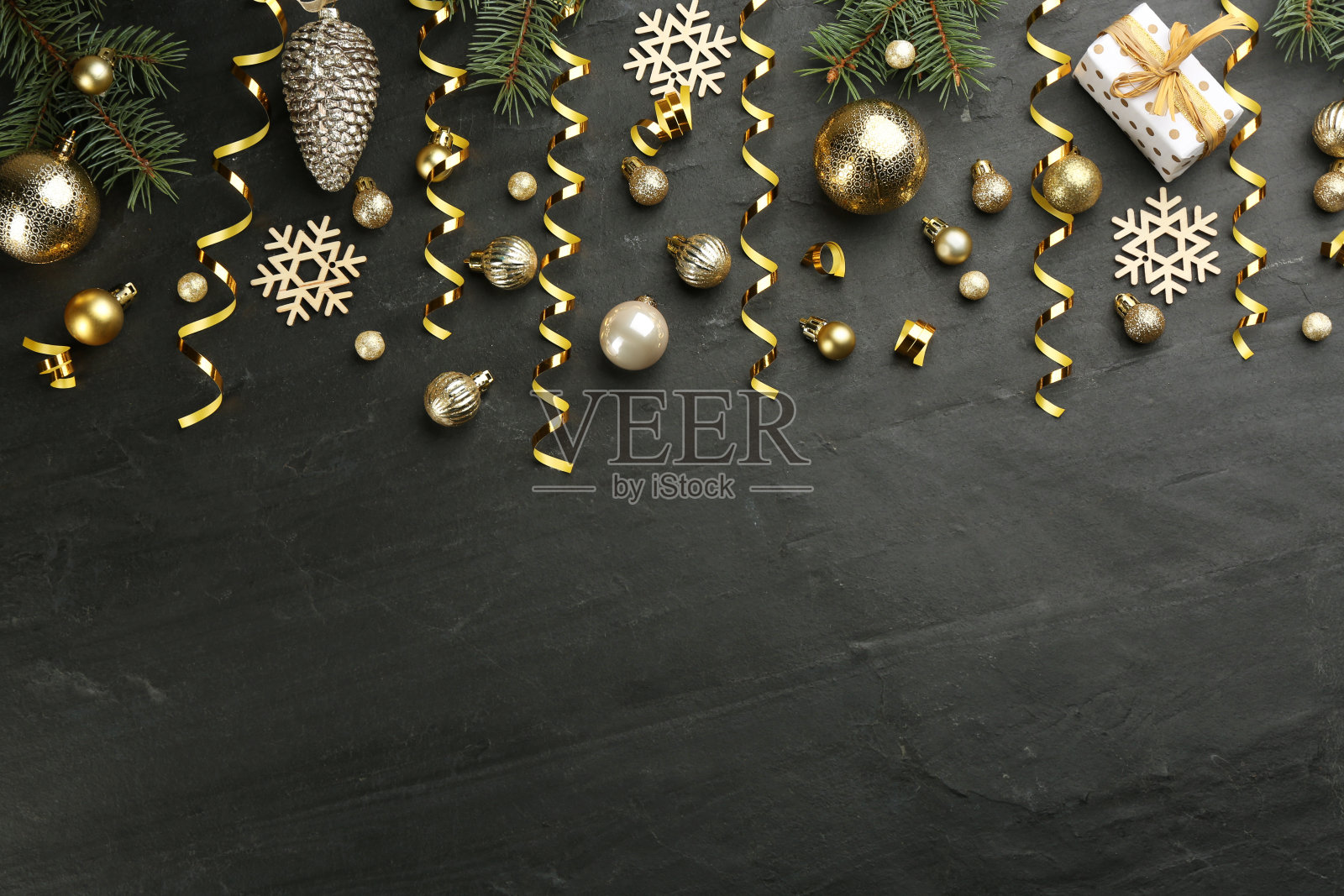 平铺构图与蛇纹饰带和圣诞节装饰在黑色的背景。空间的文本照片摄影图片