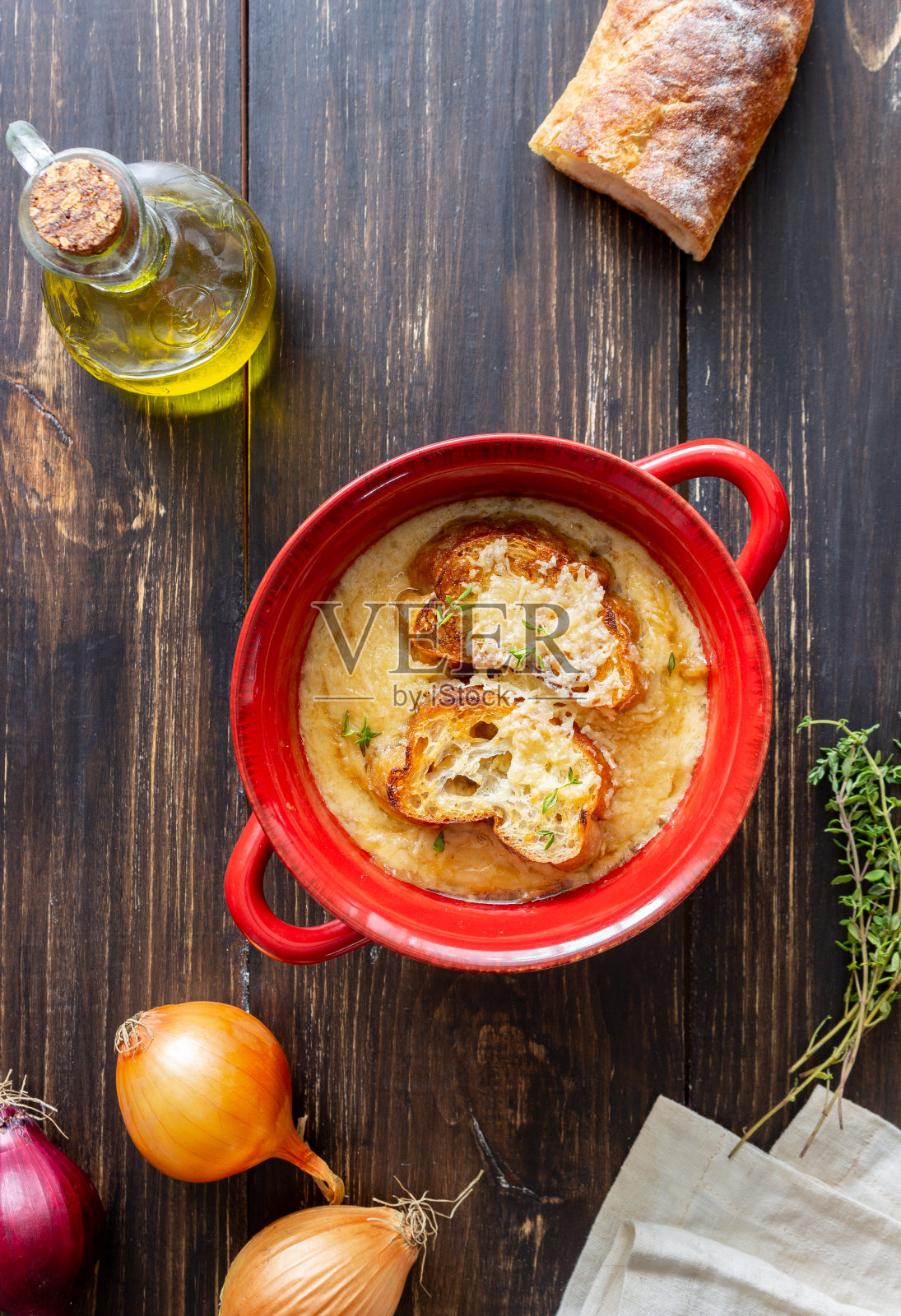 法式洋葱汤配吐司和奶酪。法国菜。素食。照片摄影图片