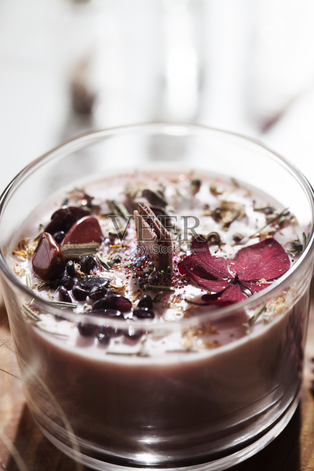 蜡烛细节与红色干花,半宝石和闪光。照片摄影图片