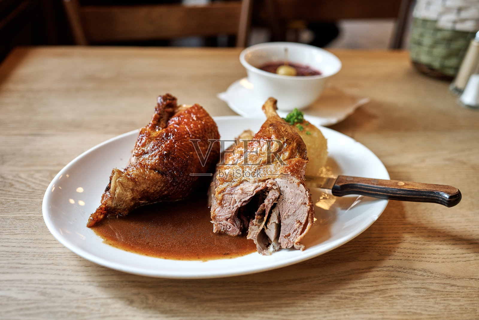 巴伐利亚烤鸭在烤箱里炸得酥脆照片摄影图片