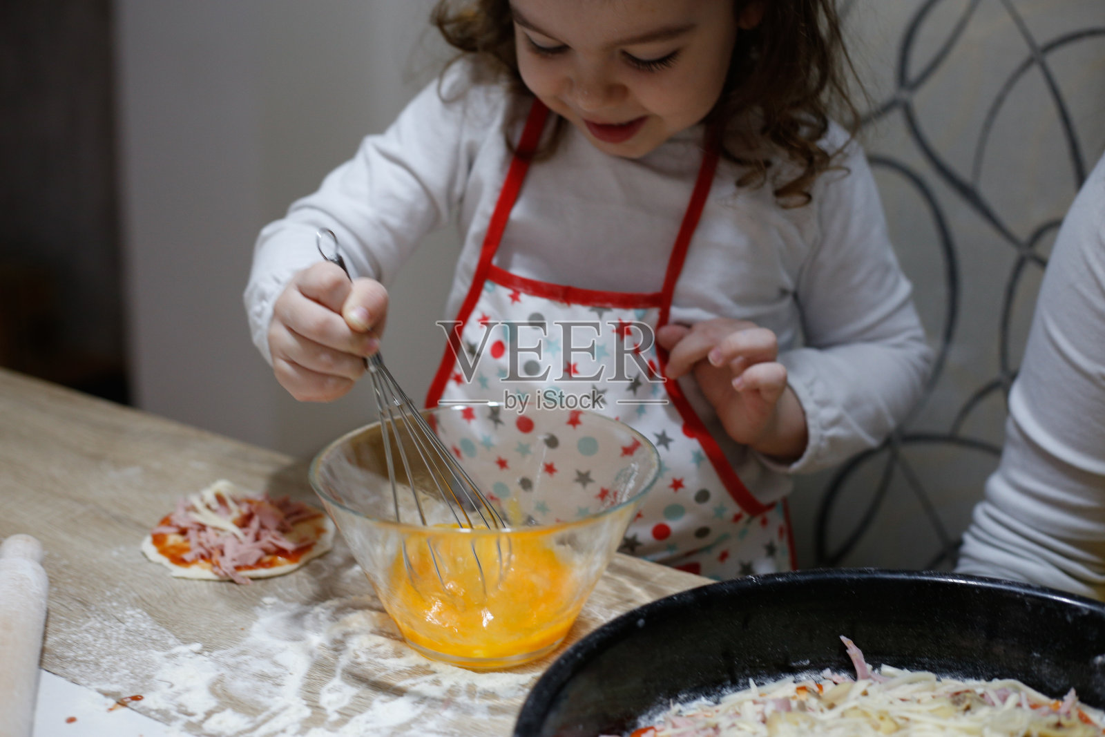 妈妈教女儿自制披萨的照片照片摄影图片