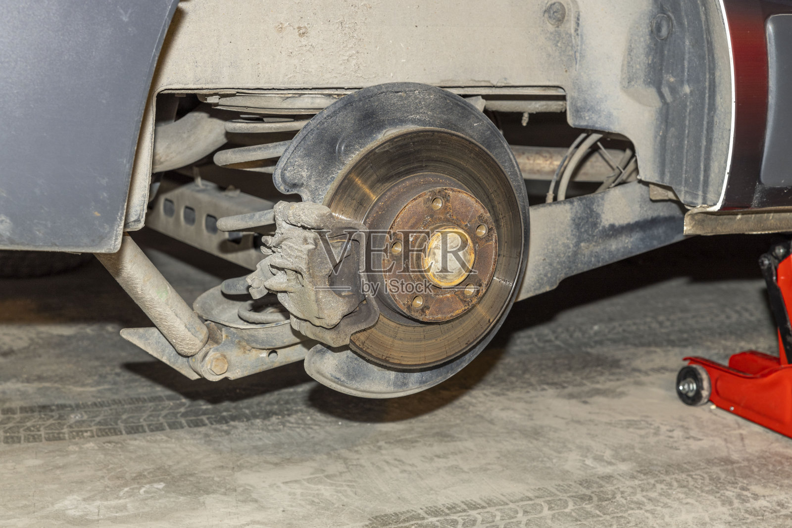 男人换轮胎的近景。运输的概念。瑞典。照片摄影图片