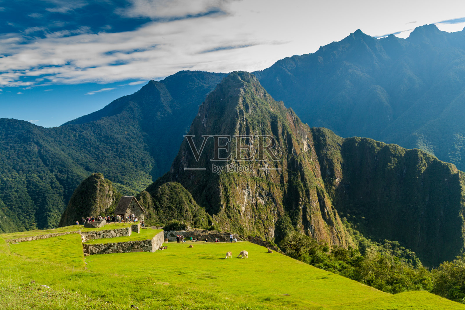 秘鲁,马丘比丘——2015年5月18日:秘鲁,马丘比丘遗址。守卫室在中间。照片摄影图片