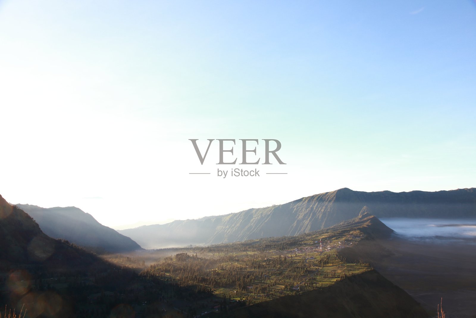 Bromo山和Sumeru山景观在Bromo腾格里塞如国家公园,东爪哇,印度尼西亚照片摄影图片