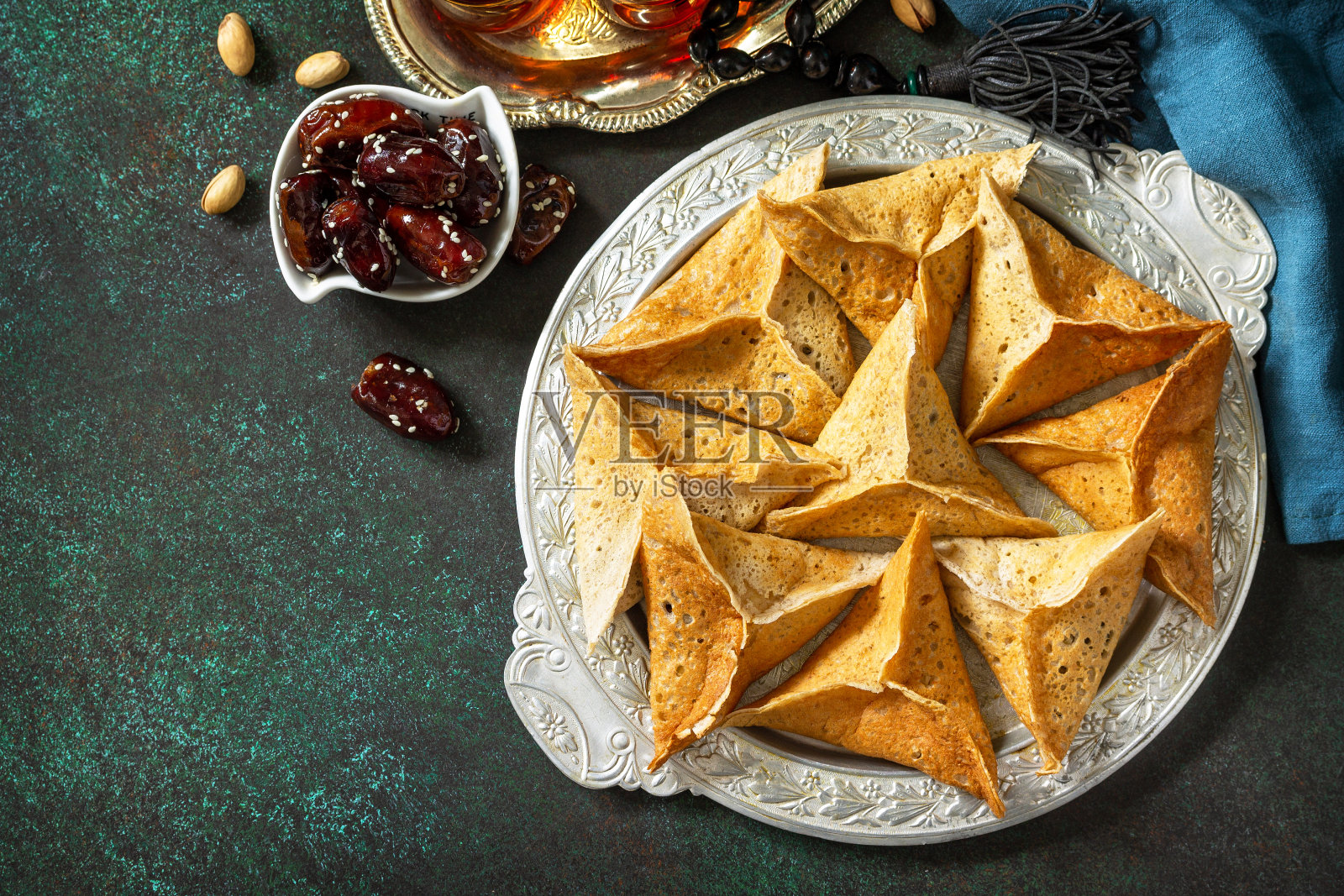 阿拉伯菜。斋月Kareem节日。斋月菜单,阿拉伯煎饼卡塔耶夫(卡塔耶夫,卡塔耶夫)和枣,开心果。俯视图平铺。副本的空间。照片摄影图片