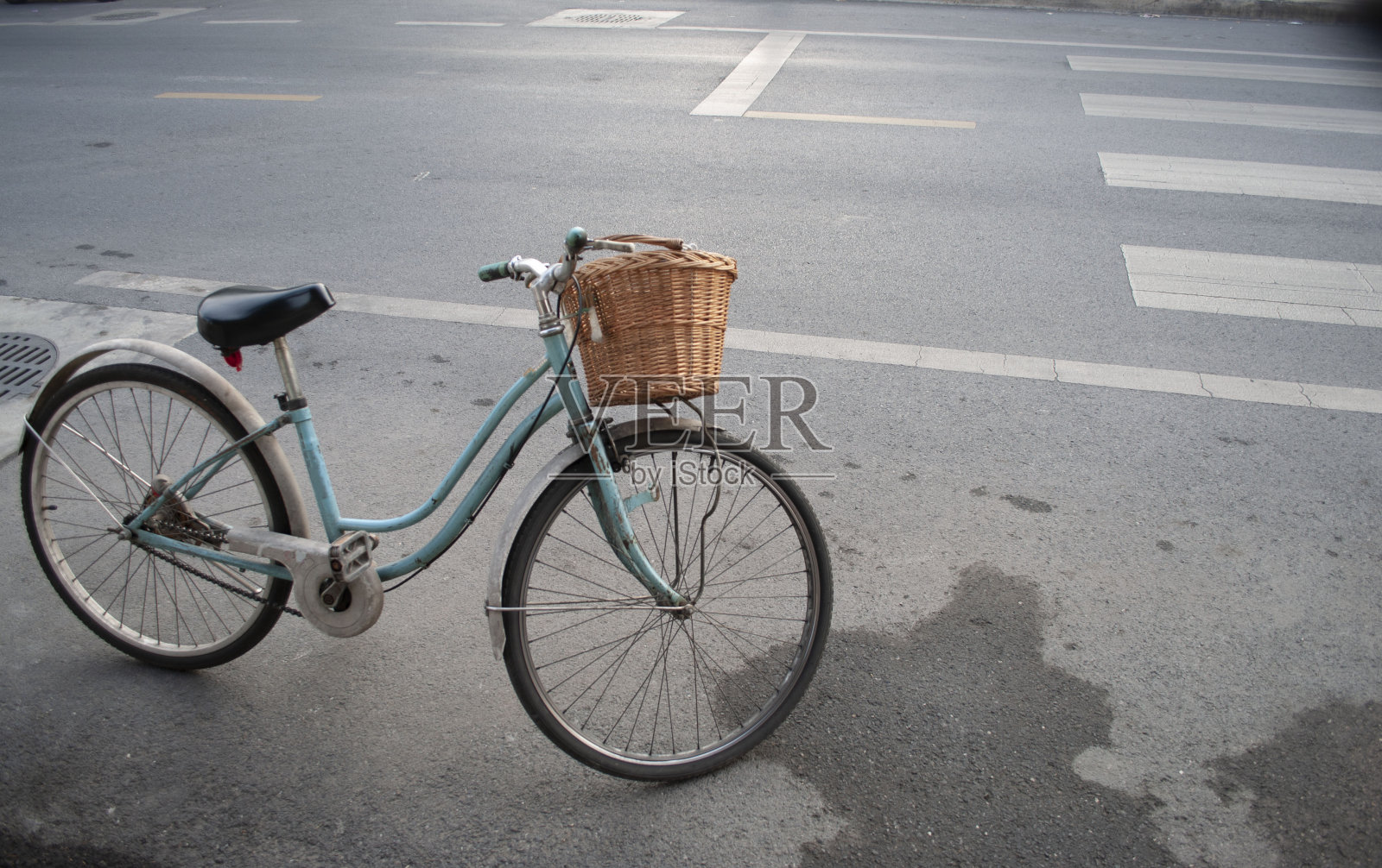 经典的蓝色自行车在路上照片摄影图片