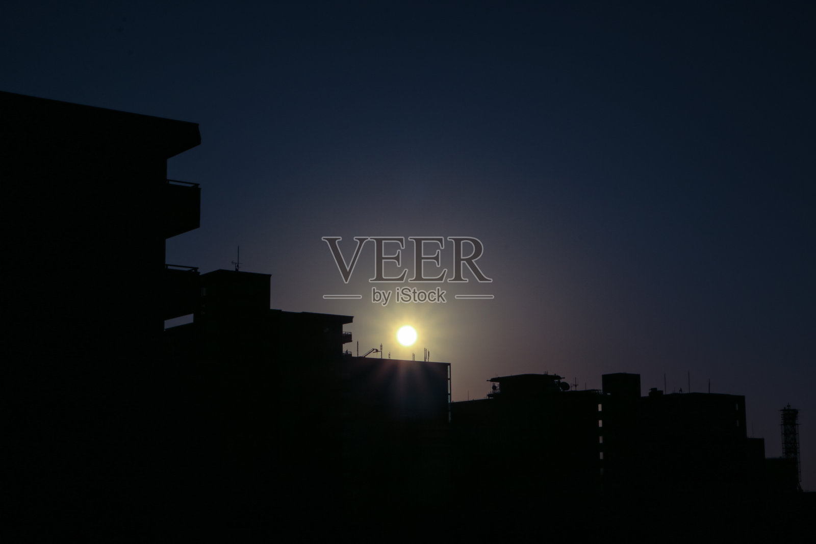 明亮的阳光透过建筑物照片摄影图片