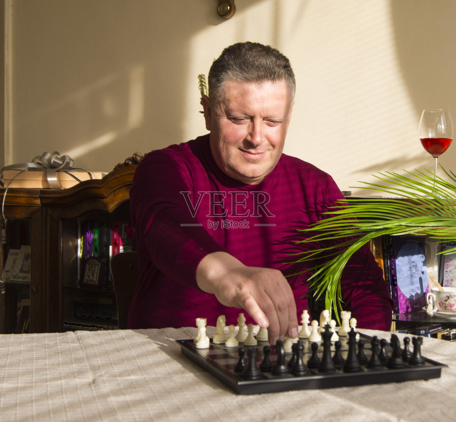 一个人在家下棋照片摄影图片