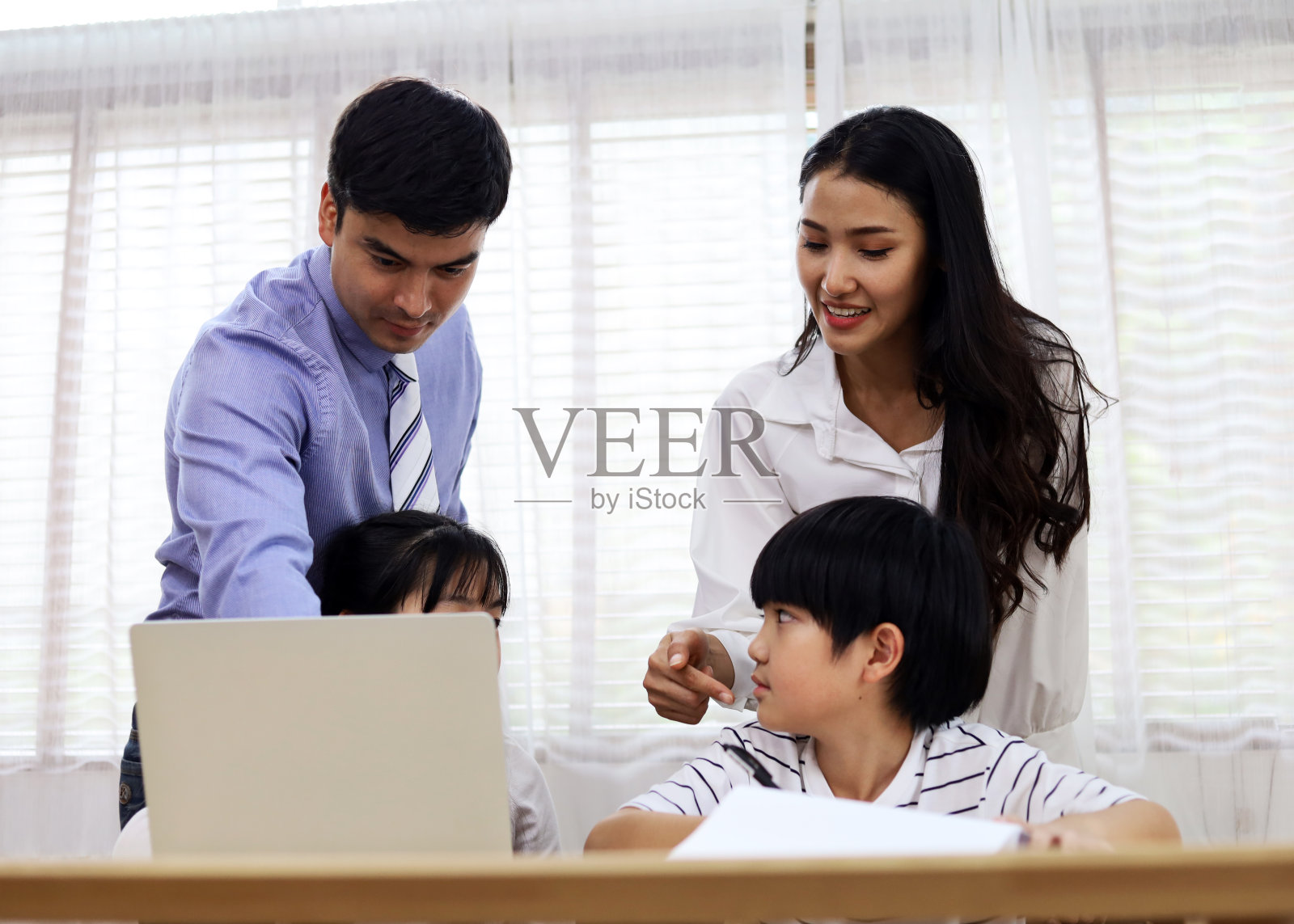 幸福亚洲家庭在家学习教育。照片摄影图片