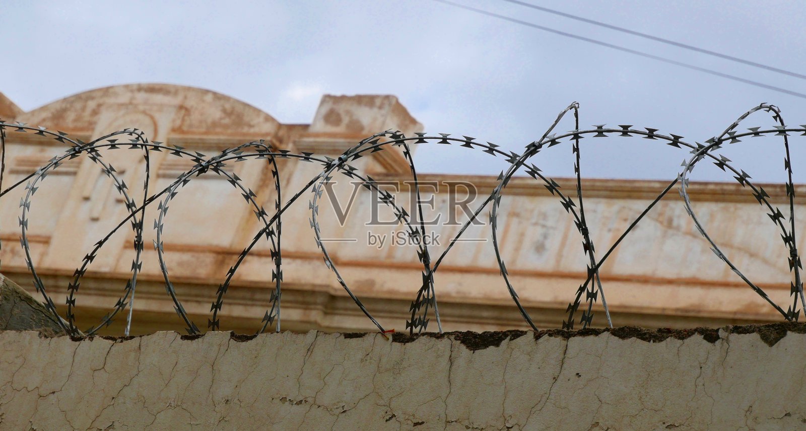 墙上有刺铁丝网照片摄影图片