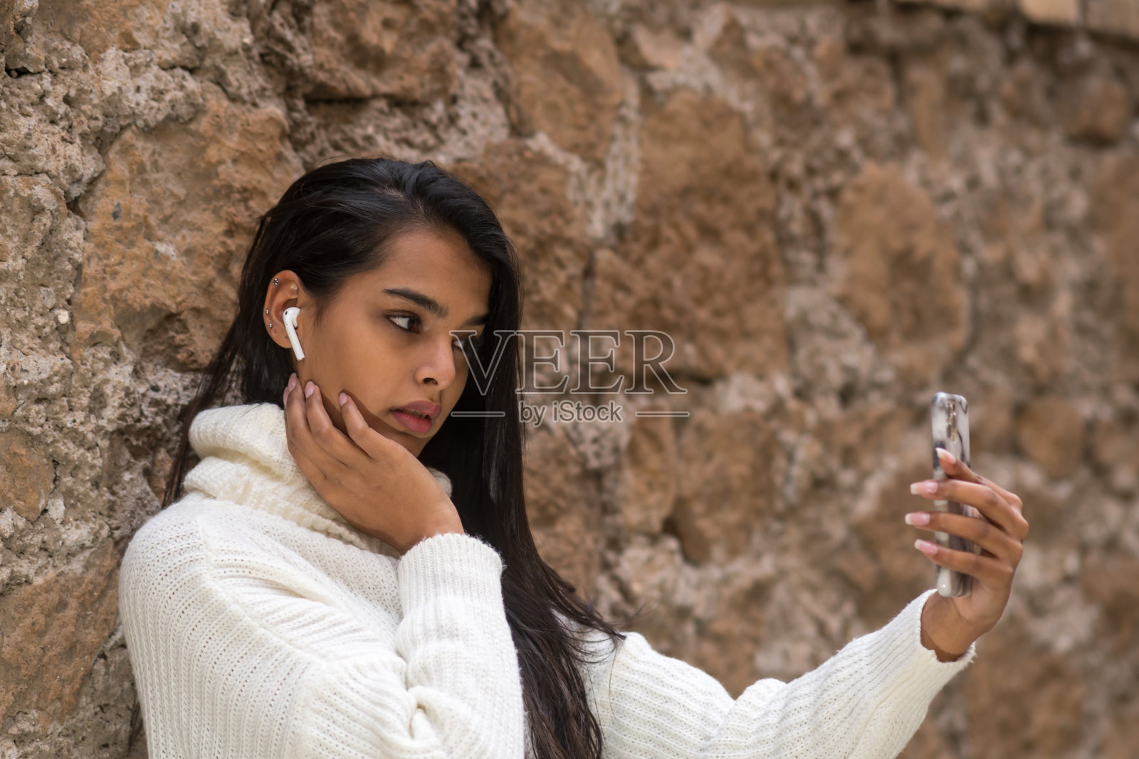 黑发女郎在自拍照片摄影图片