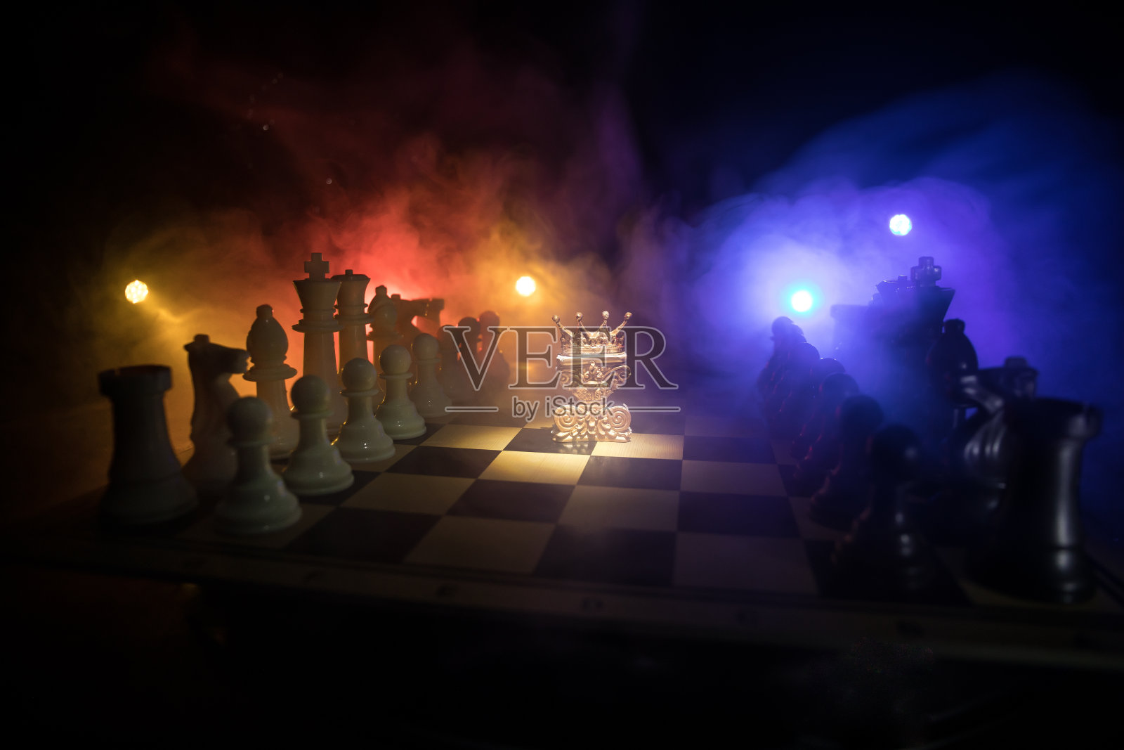 棋牌游戏的经营理念和竞争理念以及战略理念。象棋人物在黑暗的背景与烟和雾和窗户与阳光。有选择性的重点照片摄影图片