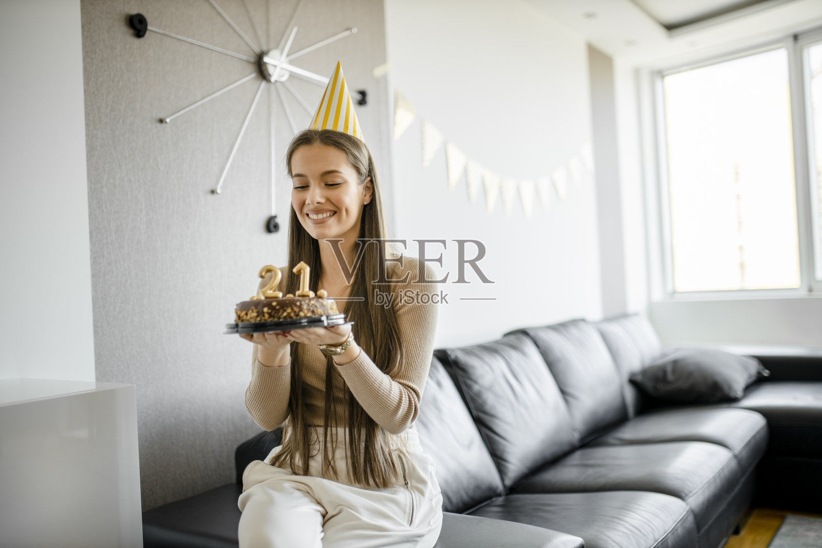 年轻女孩在家里庆祝她21岁生日的肖像照片摄影图片