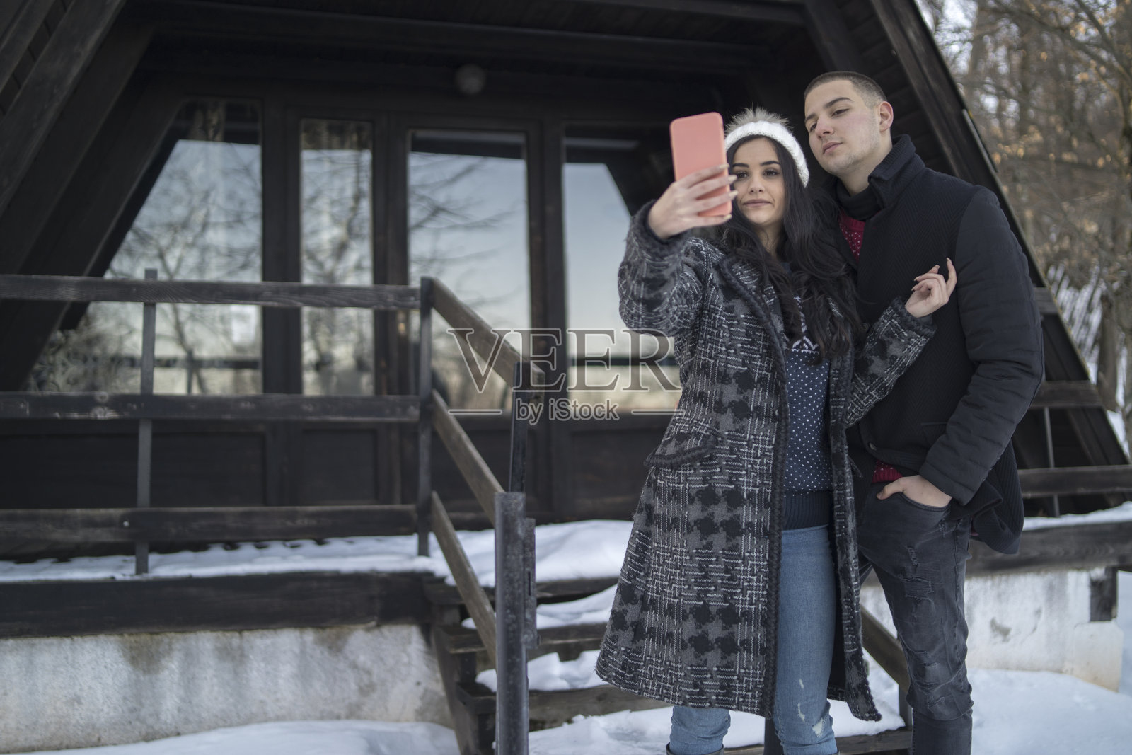 一对年轻夫妇在自拍照片摄影图片