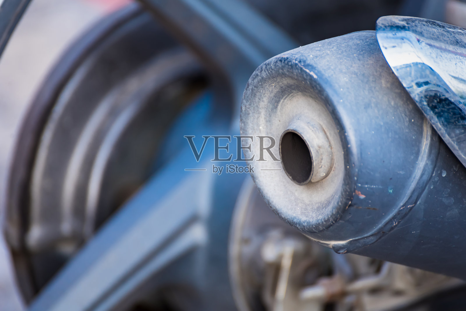 关上又脏又旧的摩托车排气管照片摄影图片