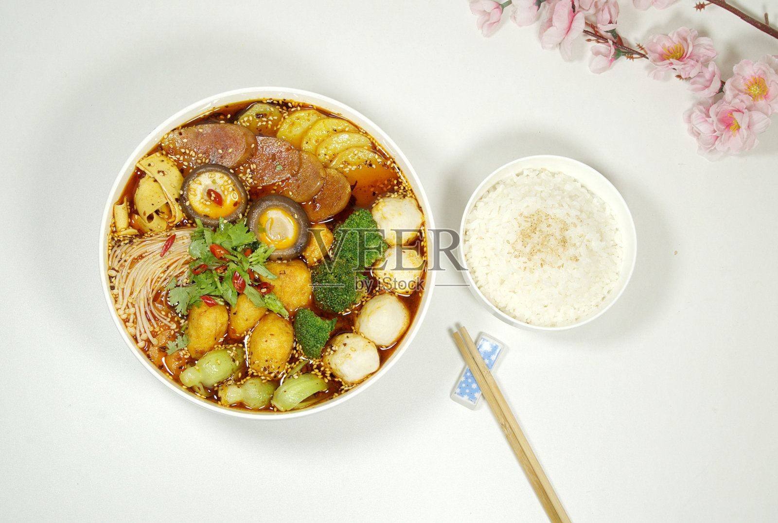 火锅又称麻辣烫,在白板上,俯视图照片摄影图片