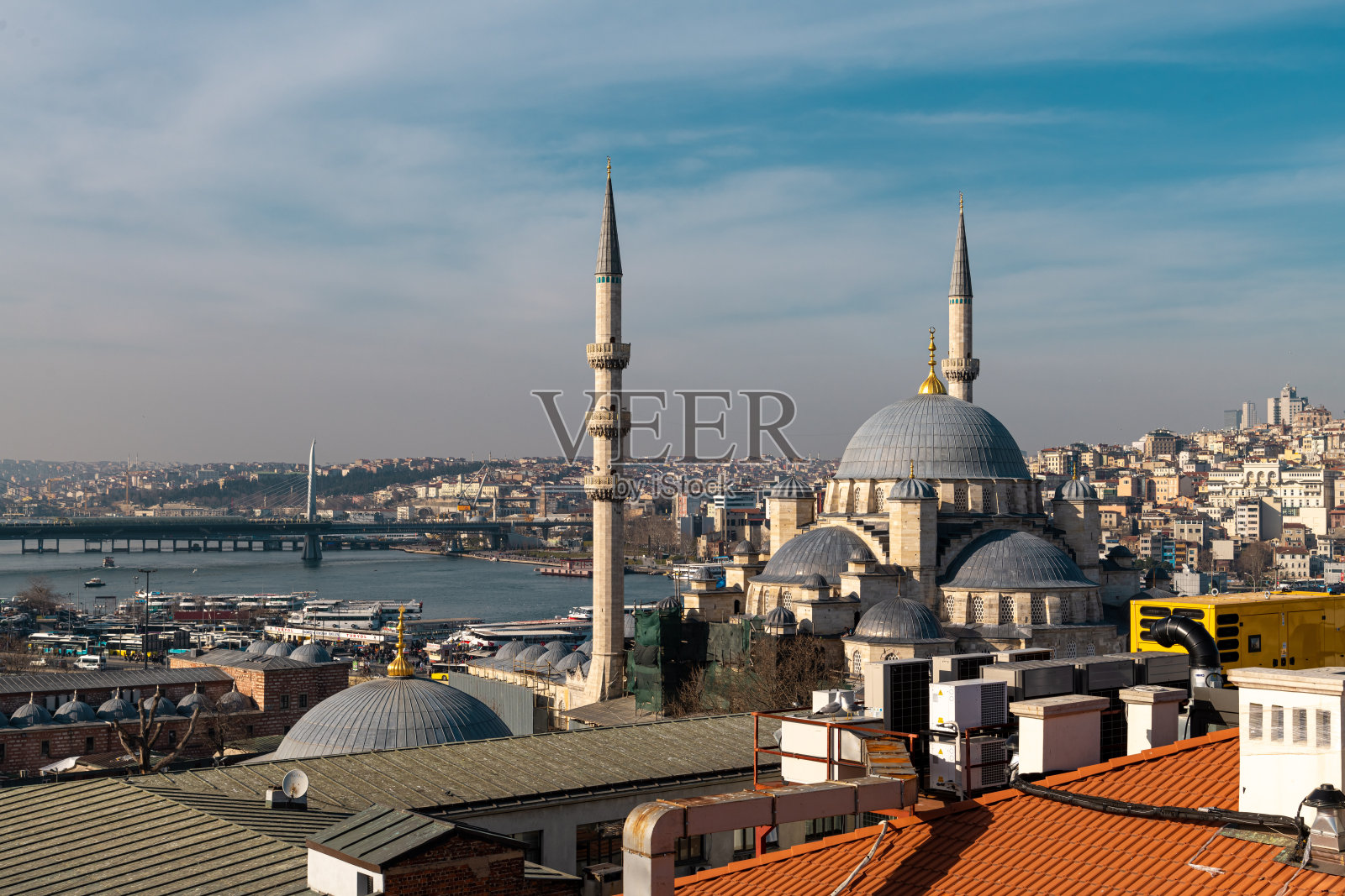 土耳其伊斯坦布尔的米诺努哈利奇港,新清真寺-瓦利德苏丹清真寺和金角地铁大桥照片摄影图片
