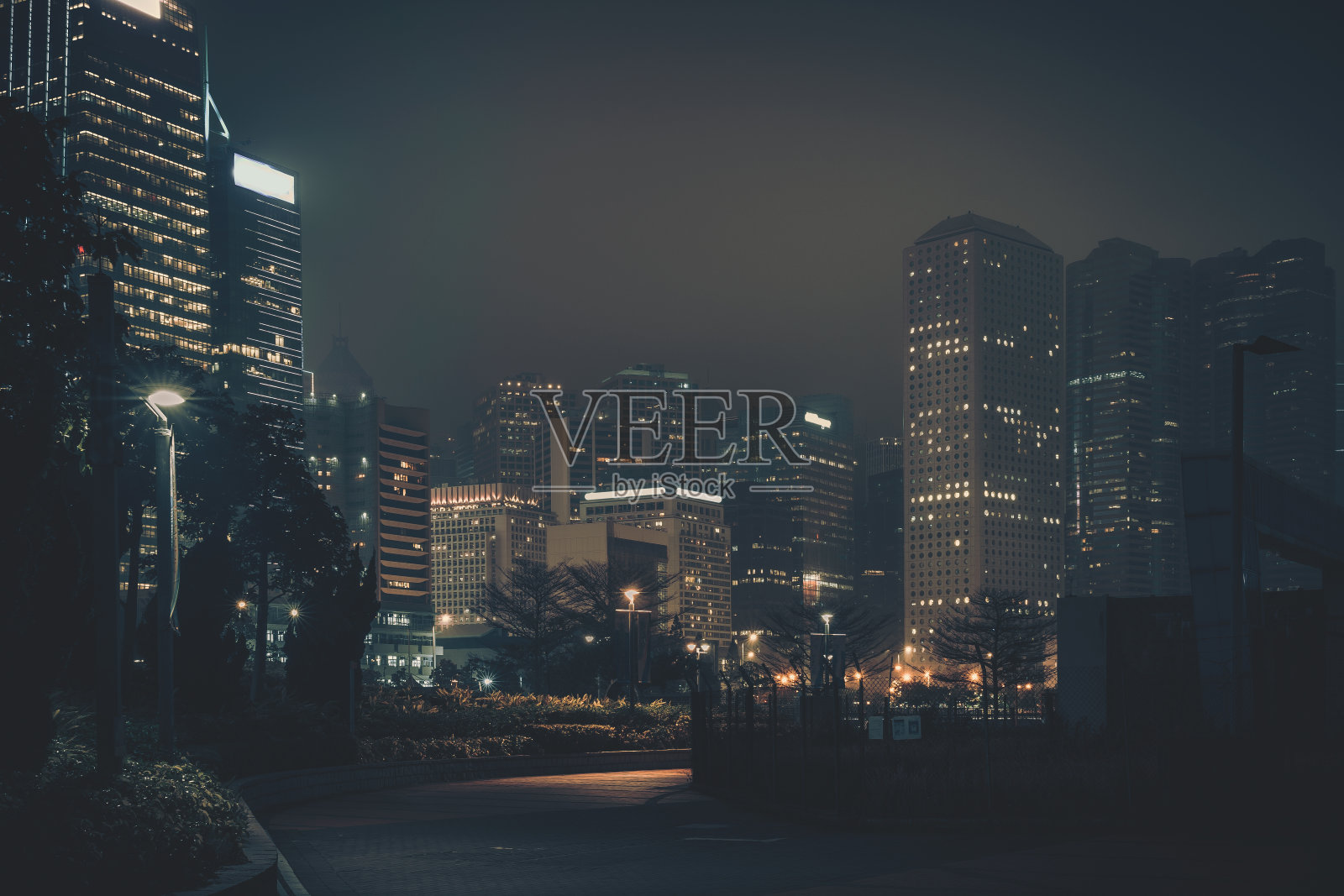 在香港的现代办公大楼的夜晚照片摄影图片