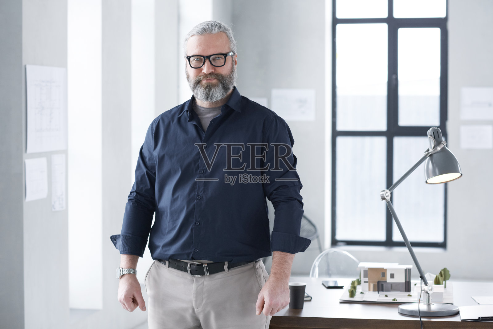 有经验的建筑师在办公室工作照片摄影图片