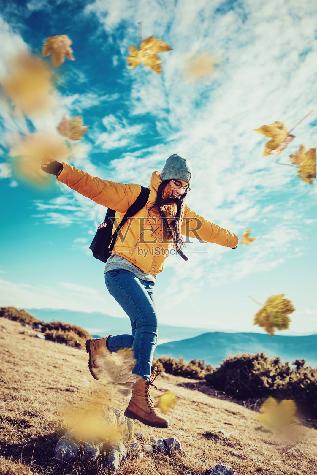 欢呼的女背包客享受日出的景色山顶悬崖边照片摄影图片