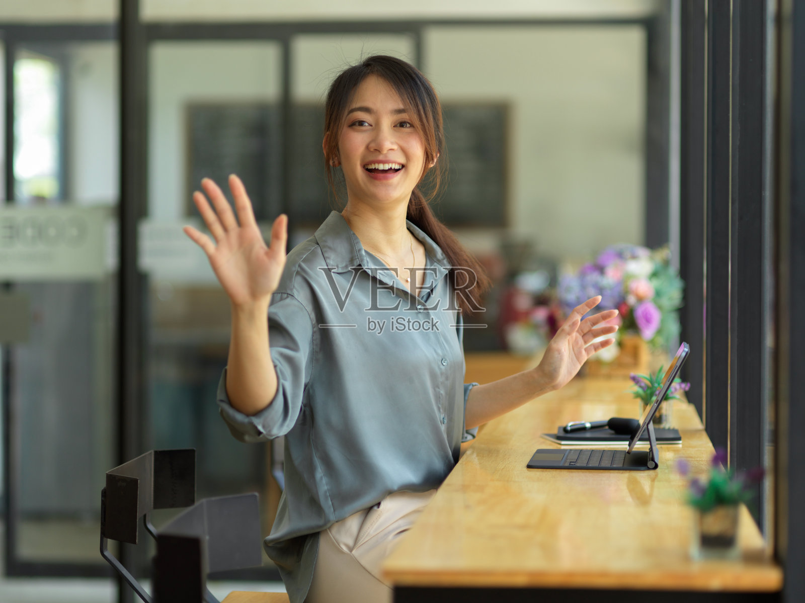 半长肖像年轻美丽的女性挥手说嗨和微笑的相机照片摄影图片