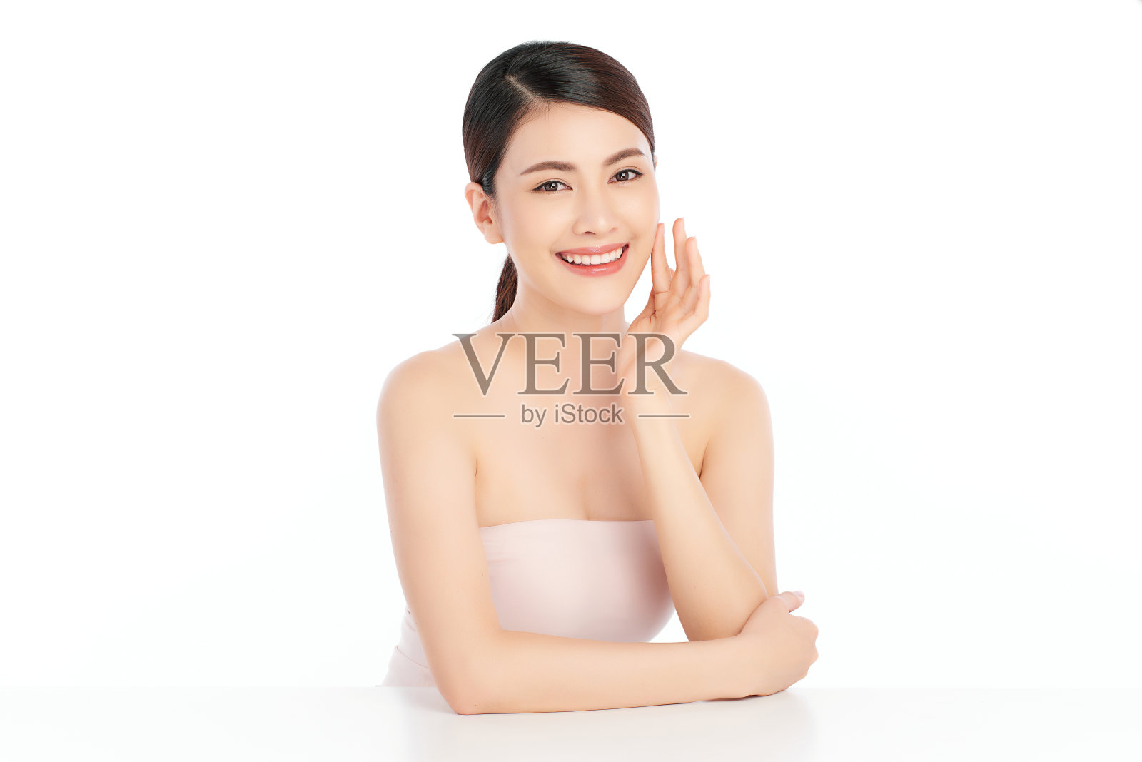 美丽的年轻亚洲女人与干净的新鲜的皮肤在白色的背景,面部护理,面部治疗,美容,美容和水疗,亚洲妇女肖像。照片摄影图片