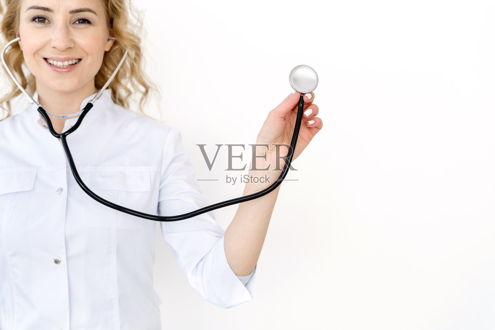 身穿白色制服,背景是白色的医生照片摄影图片