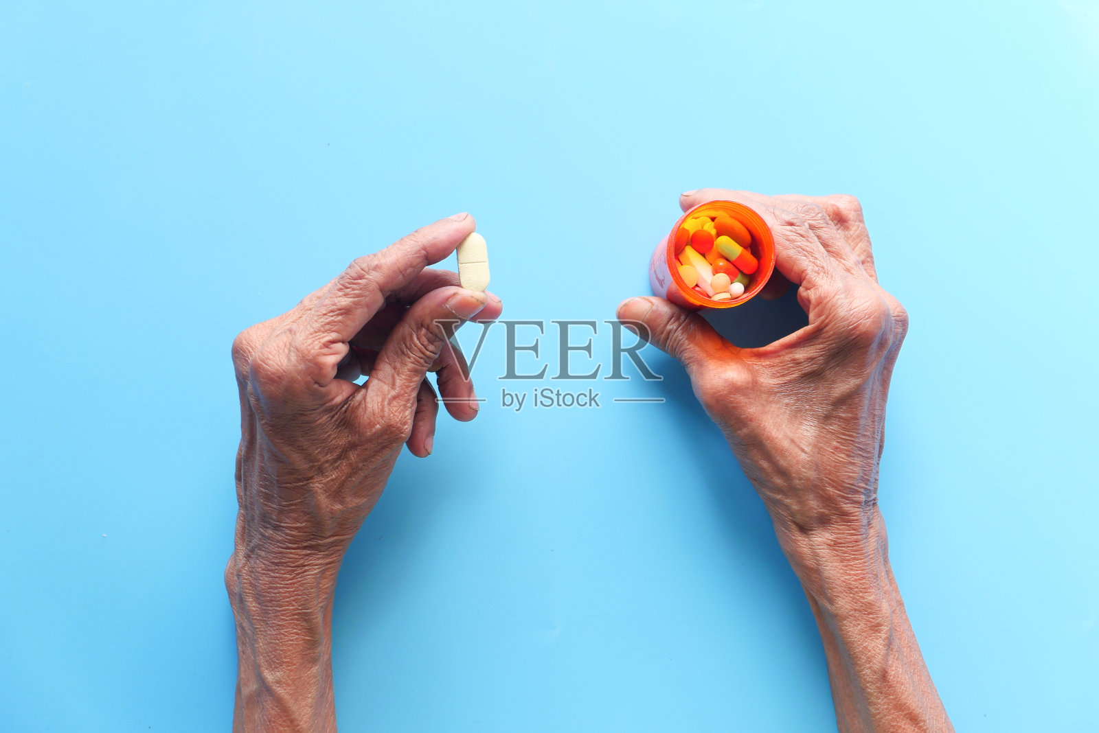 俯视图妇女服用药物照片摄影图片