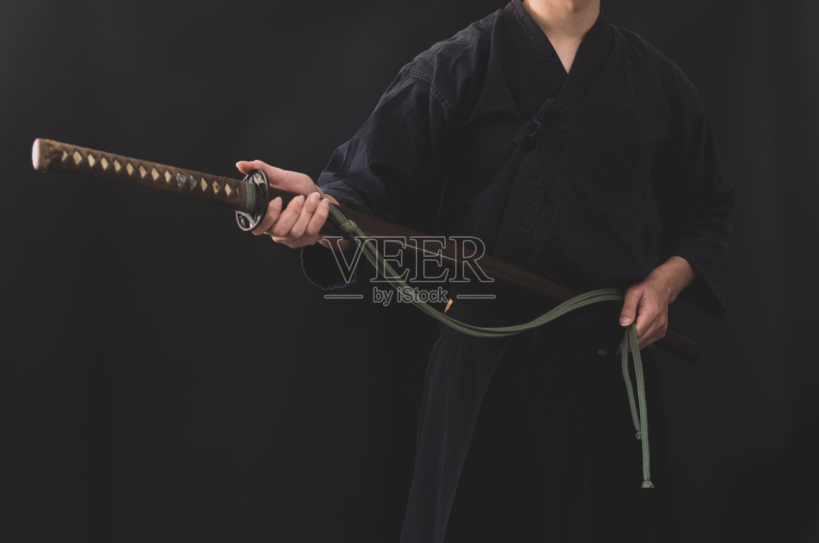 手持武士刀的男子肖像照片摄影图片