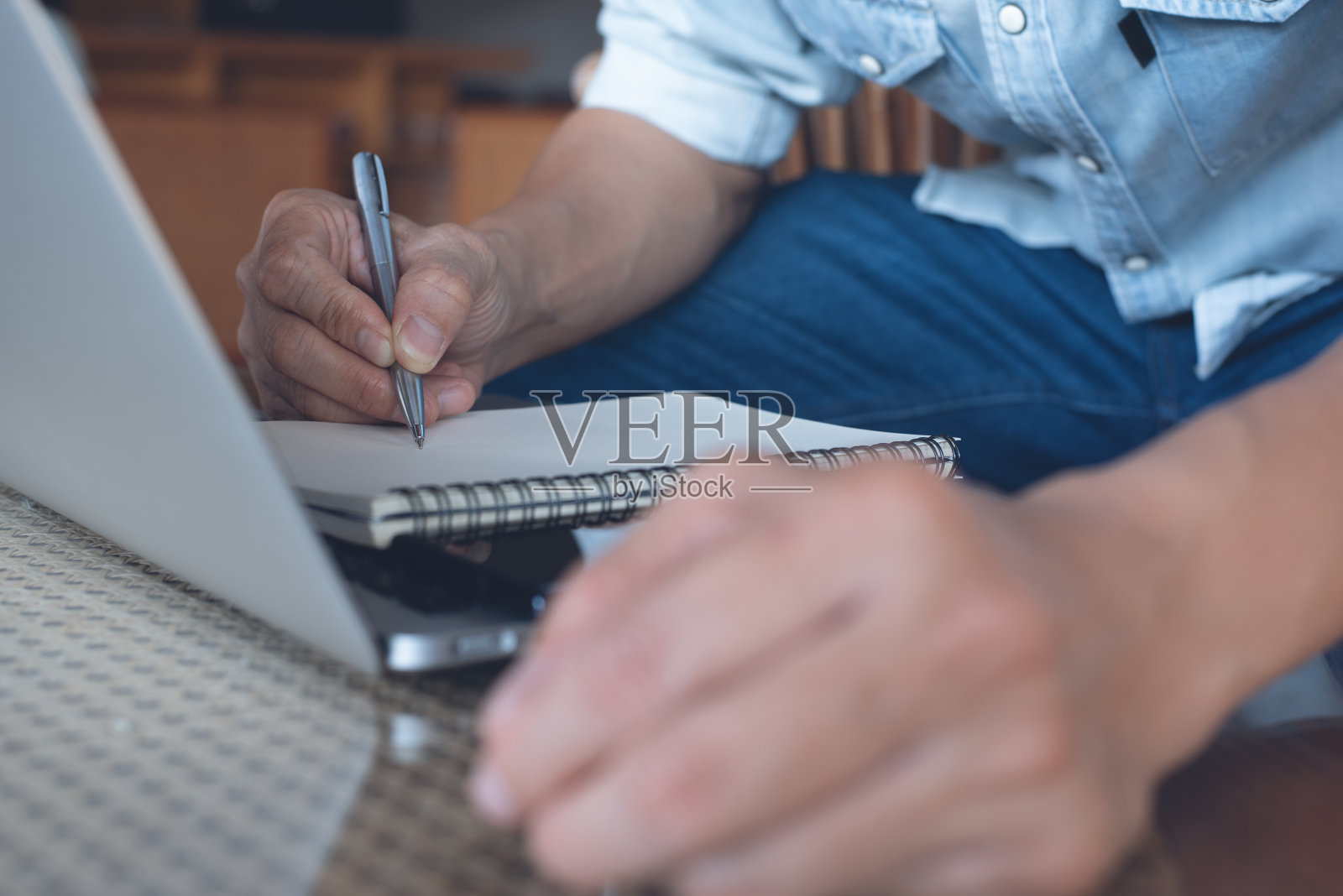 通过笔记本电脑学习照片摄影图片