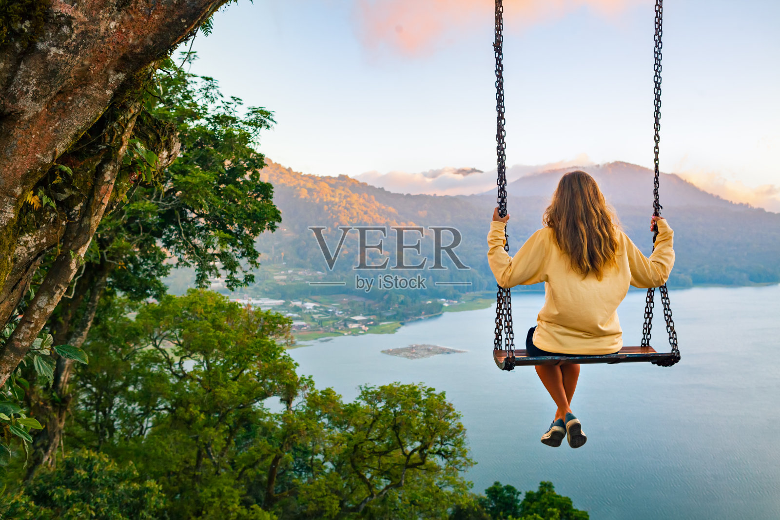 年轻女子看令人惊叹的热带湖泊在山区照片摄影图片