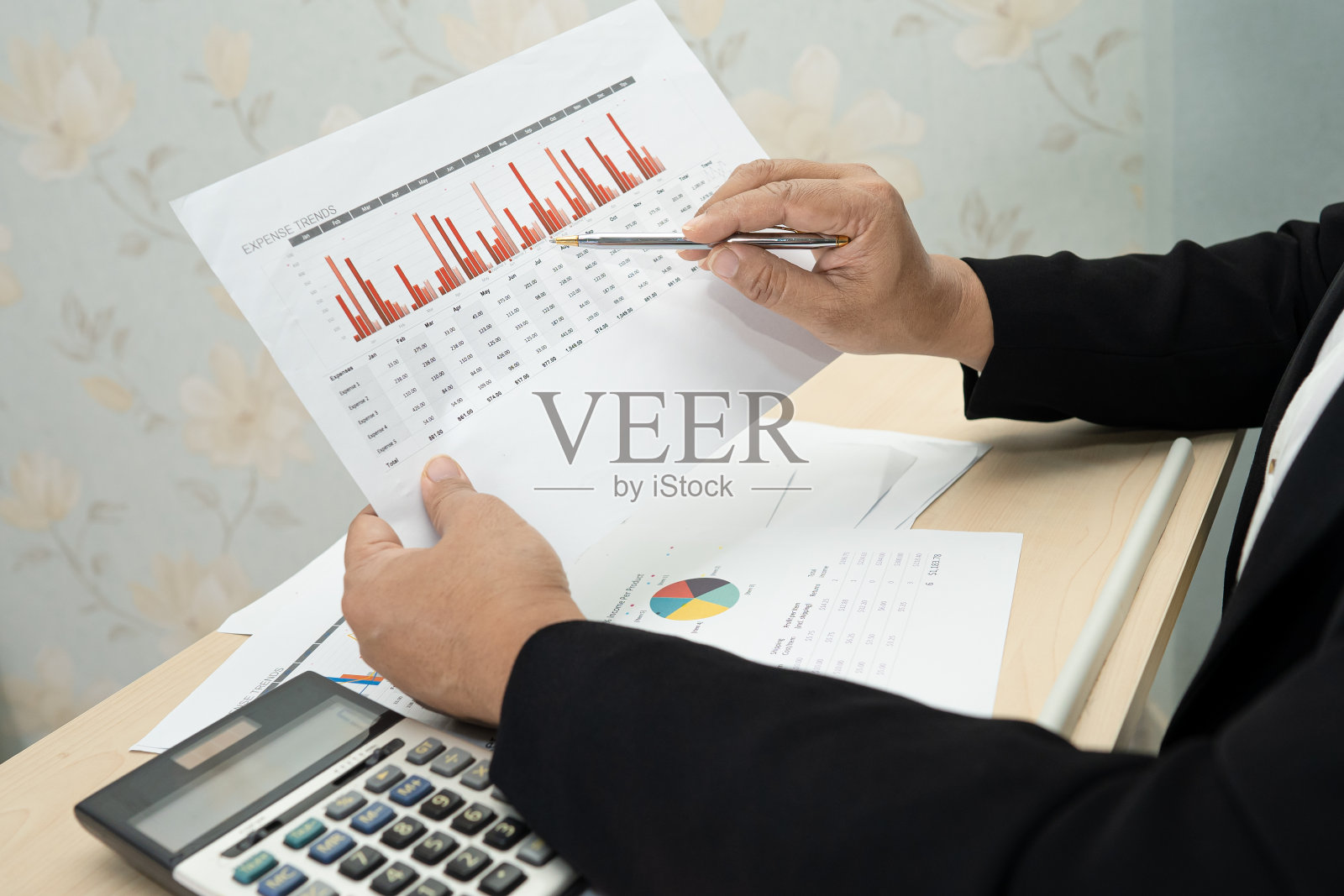 亚洲会计师工作和分析财务报告项目会计与图表和计算器在现代办公室,财务和商业概念。照片摄影图片