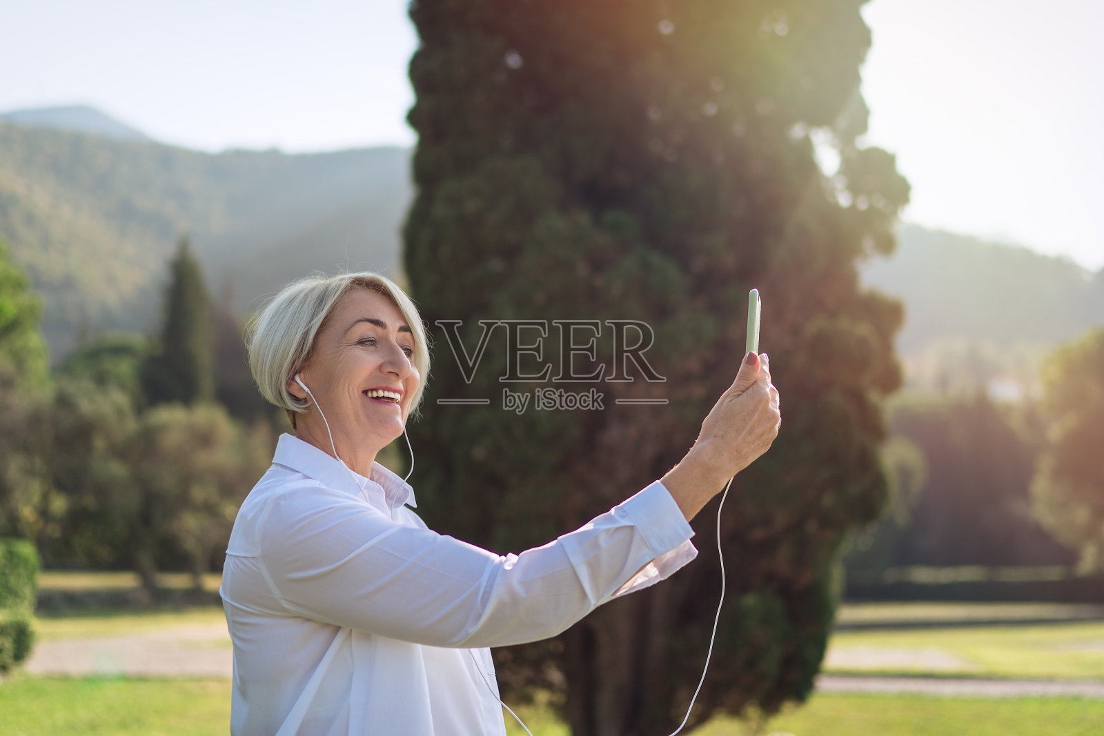 成熟的女人正在用手机视频聊天照片摄影图片