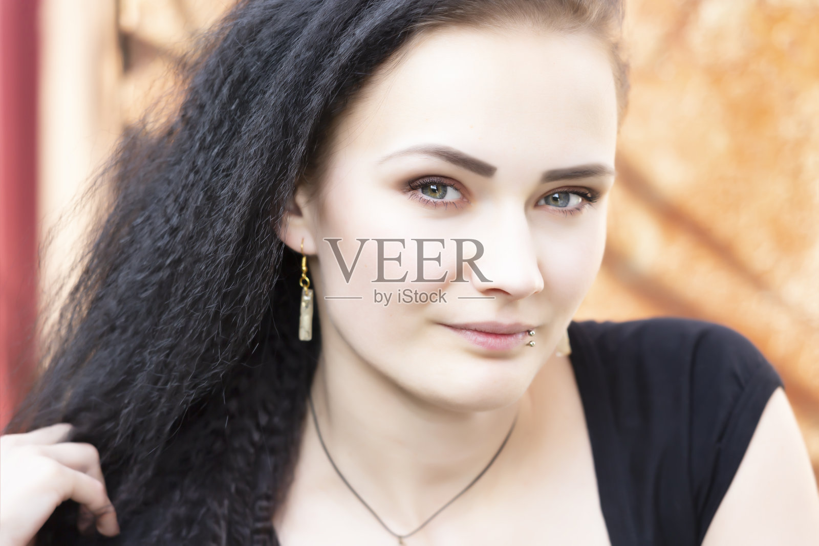 一个漂亮的年轻女人的肖像,穿了唇环照片摄影图片